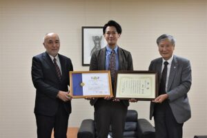 日本青年会議所「青年版国民栄誉賞」受賞でOBの松井さんが母校を表敬